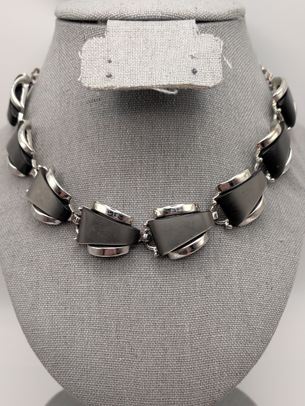 Grey Thermoset In Silver-Tone Vintage Necklace - Unsigned Coro Vibes GVC